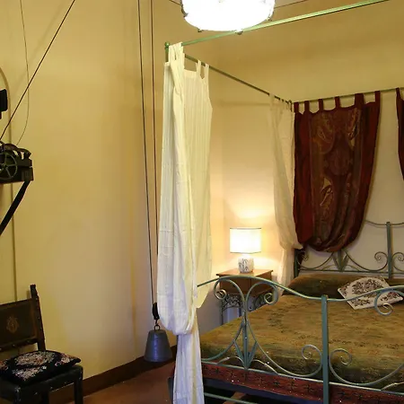 Castello Di - Residenza D'epoca Bed & Breakfast Sovicille
